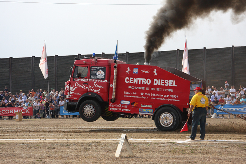 Tractor pulling 1